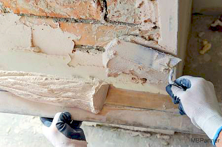 78524992-woderker-is-putting-a-gypsum-plaster-on-a-brick-wall-